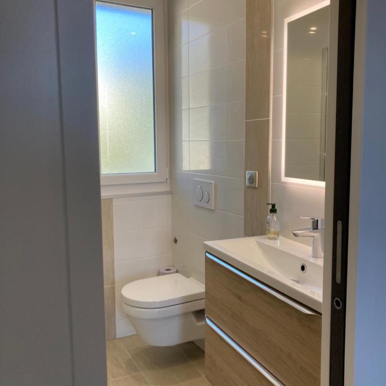 Cannes Sea View, by Beach, Private Room in Shared 3-Bedroom Apartment, Private Bathroom & Balcony,, Chambre avec salle de bain privative & balcon, chez l'habitant - Grande Chambre Double - 9