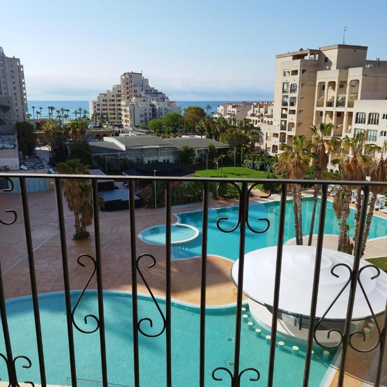 Apartamento reformado con terraza vistas al mar y a las piscinas de Magic World garaje y piscina frente a Balneario Aire acondicionadowifi - Apartamento de 2 dormitorios - 5