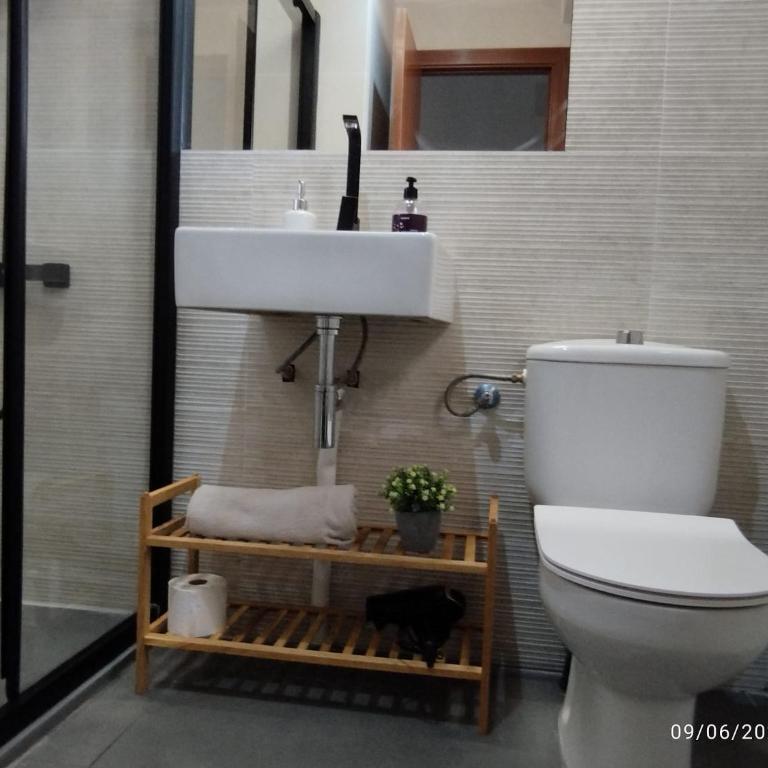 Apartamento reformado con terraza vistas al mar y a las piscinas de Magic World garaje y piscina frente a Balneario Aire acondicionadowifi - Apartamento de 2 dormitorios - 36
