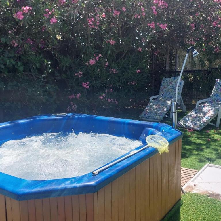 En Finca Las Dunas dos Chalets con jacuzzis en primera linea de playa , uno de 4 dormitorios y otro de 2 dormitorios, Llama al Seiscientos veintisiete Cuatrocientos diecisiete Trescientos noventa y ocho - Chalet - 10