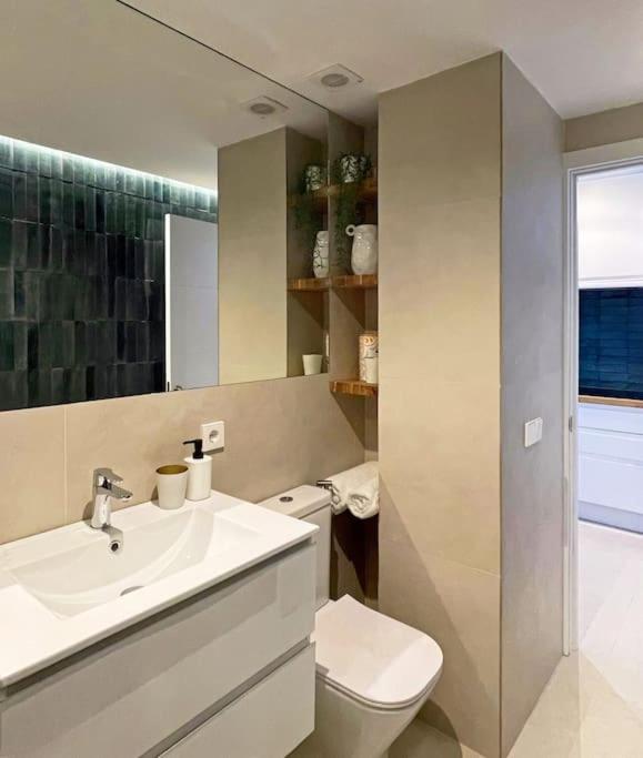 Stylish Modern Apt Unbeatable Location - One-Bedroom Apartment - 14