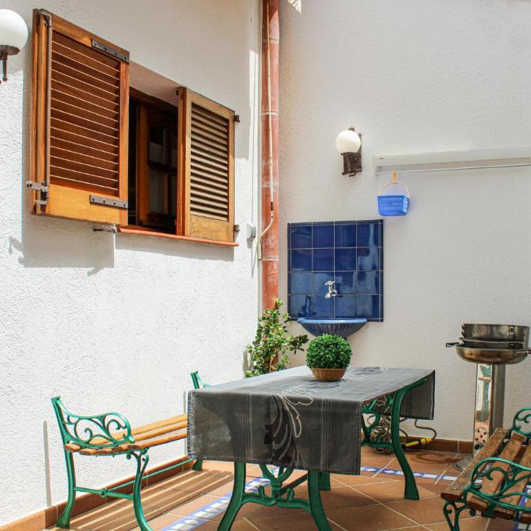 Stunning Apartment In Tossa De Mar - Apartamento de 2 dormitorios - 3