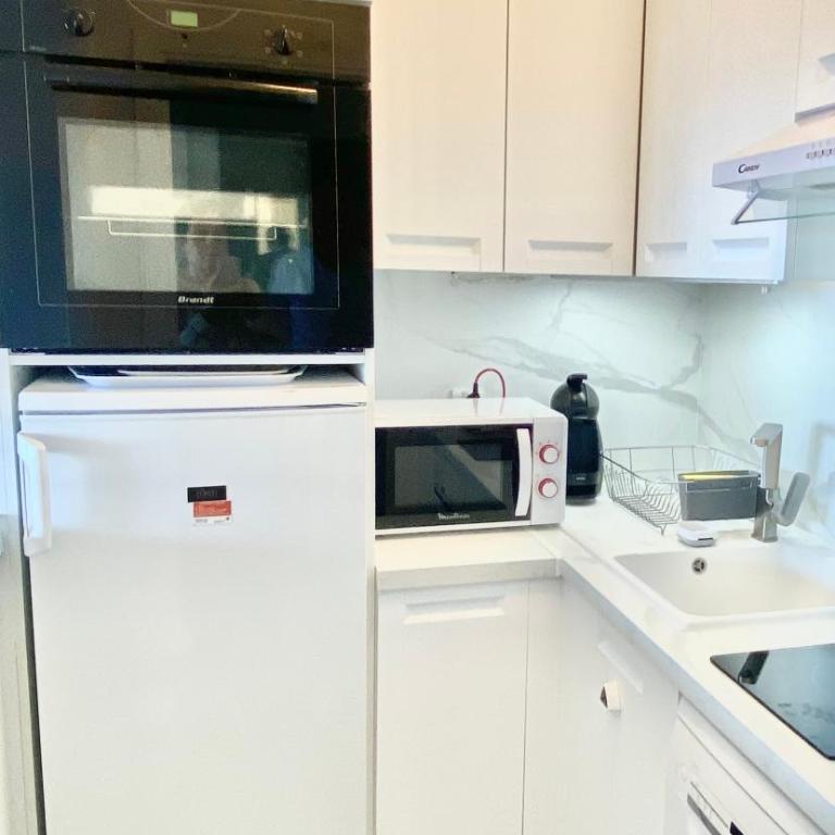 Sea View Apartment - Private Parking, Swimming Pool, Air Conditioning - One-Bedroom Apartment - 10
