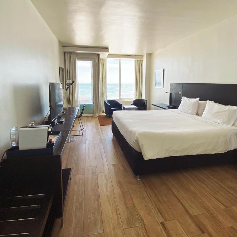 Radisson Blu Acqua Hotel & Spa Concon - Suite con cama extragrande y vistas al mar - 2