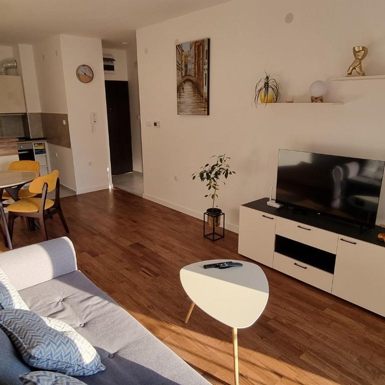 Sunset Apartman - Apartman sa 1 Spavaćom Sobom, Balkonom i Pogledom na Grad - 1