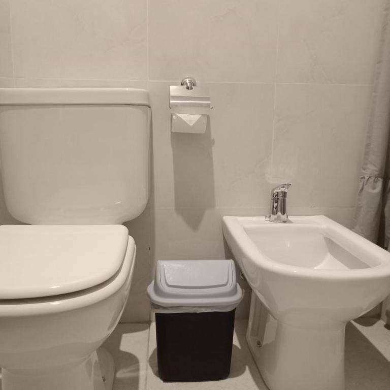 Las Tejuelas - B&B Patagónico - Habitación con cama grande y vistas al jardín - 7