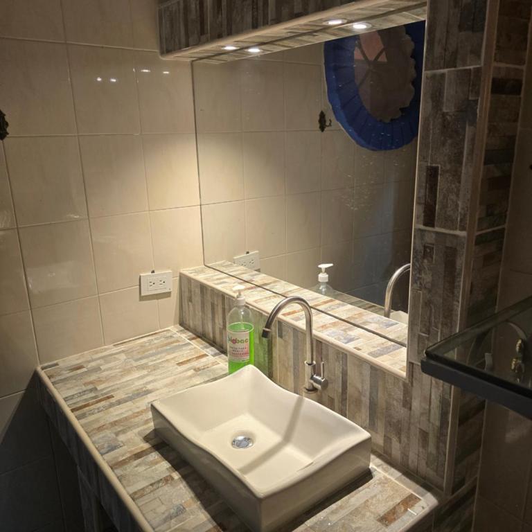 Casa Hotel Victoria Real - Habitación Familiar con baño privado - 5