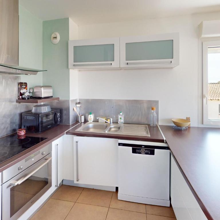 Frontignan : Appartement 2 pièces avec terrasse, parking, proche plage et commerces - FR-1-785-5 - Appartement - 4