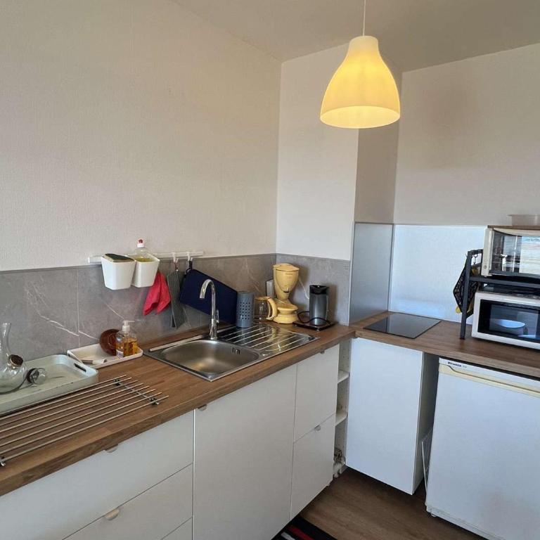T2 avec climatisation, balcon vue mer, 250m de la plage - FR-1-701-83 - Apartment - 8