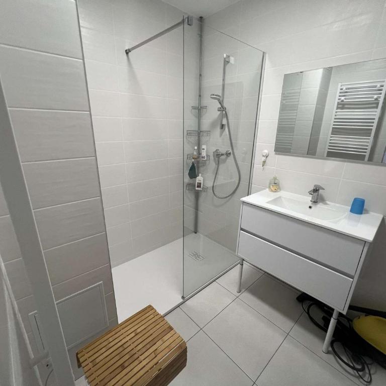 T2 avec climatisation, balcon vue mer, 250m de la plage - FR-1-701-83 - Apartment - 11