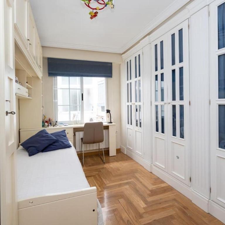 PUSHE Granada Plaza Menorca Art & Tradition - Three-Bedroom Apartment - 3