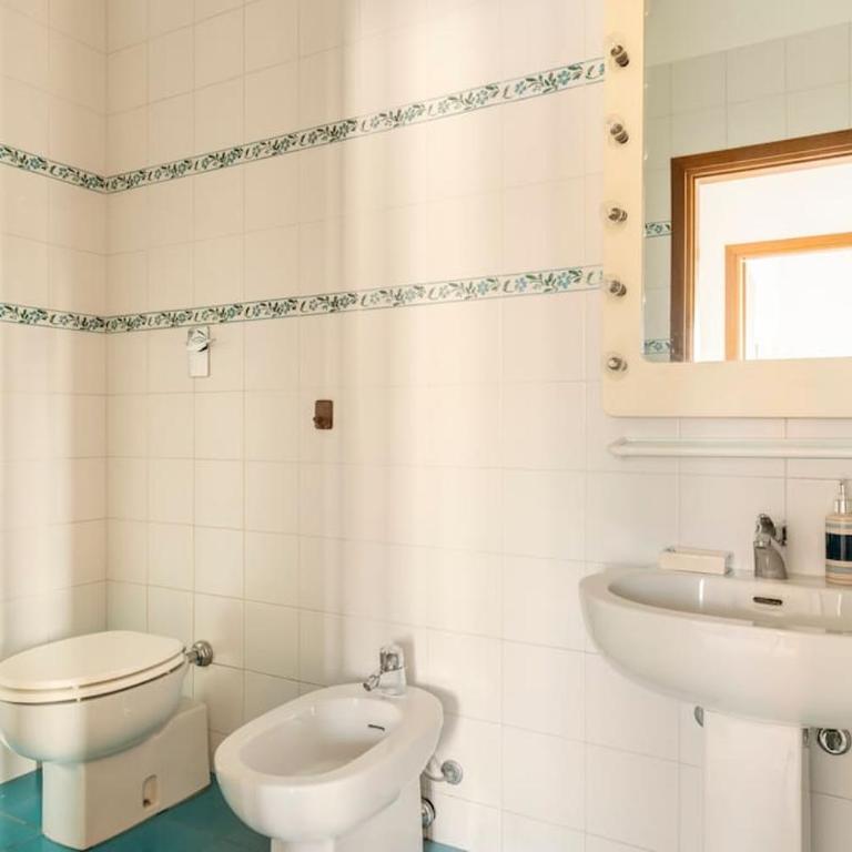 Chic Italian Escape - Casa Vacanze Lorusso - Three-Bedroom Apartment - 8