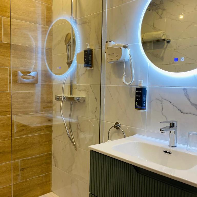 Brit Hotel Acacias - Chambre Double Club avec Salon Privé (24 m²) - 3