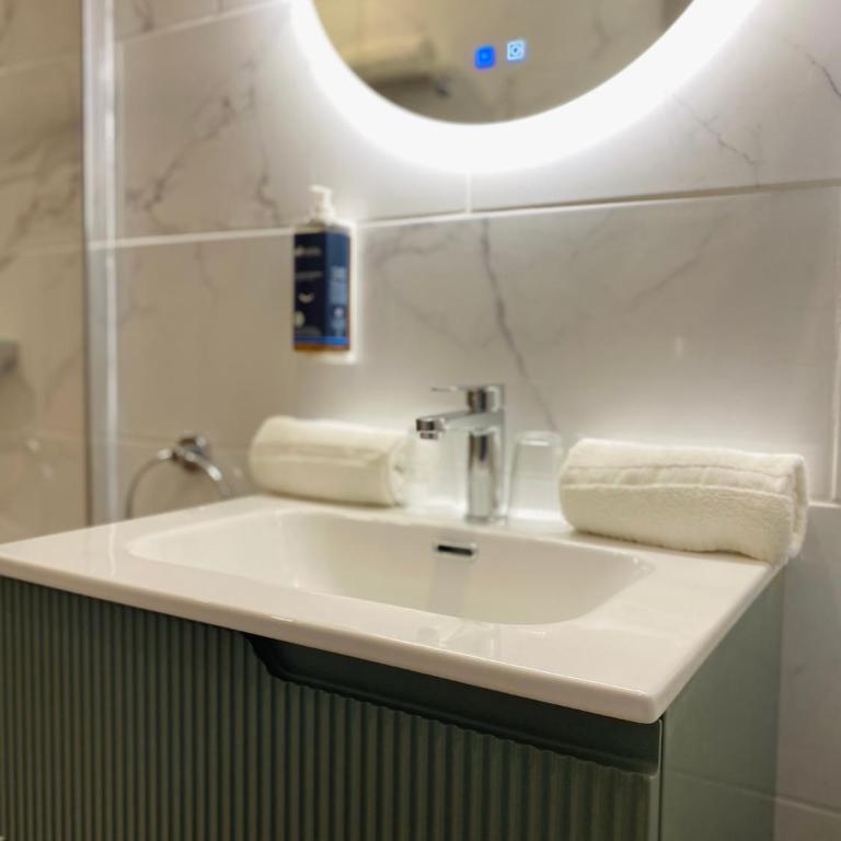 Brit Hotel Acacias - Chambre Double Club avec Salon Privé (24 m²) - 5