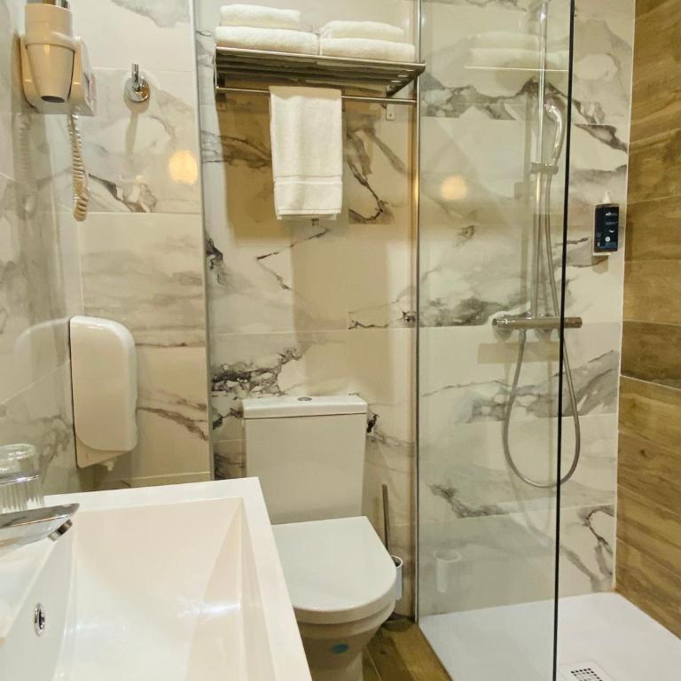 Brit Hotel Acacias - Chambre Double Club (17 m²) - 2