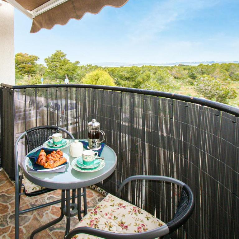 Beautiful Apartment In Torrevieja - Apartamento de 3 dormitorios - 2