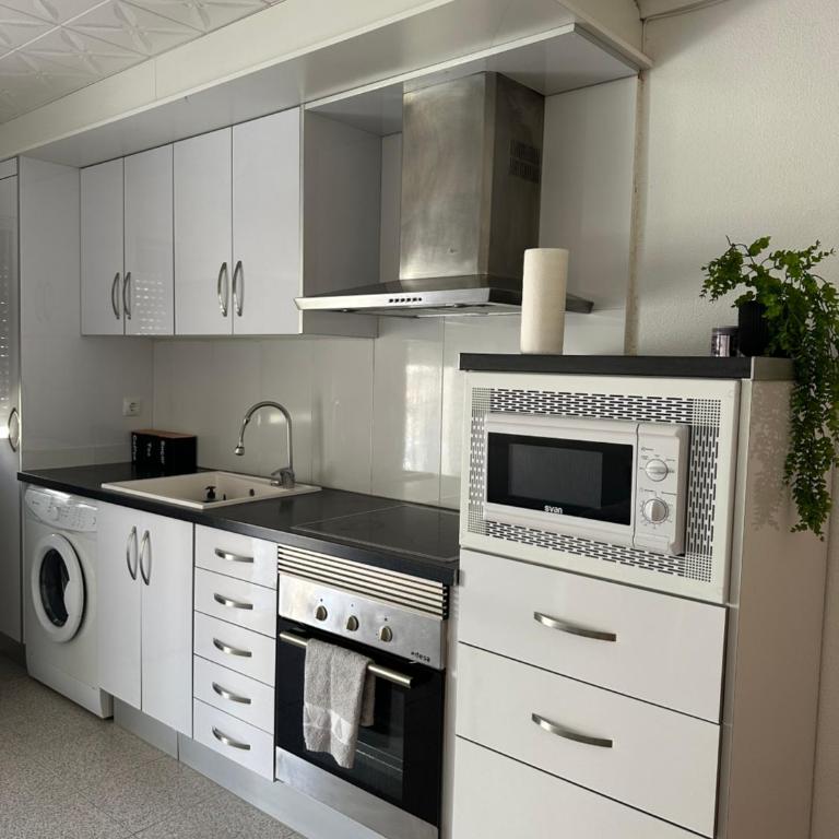 Acogedor apartamento 1ª linea playa con vistas al mar - Two-Bedroom Apartment - 11