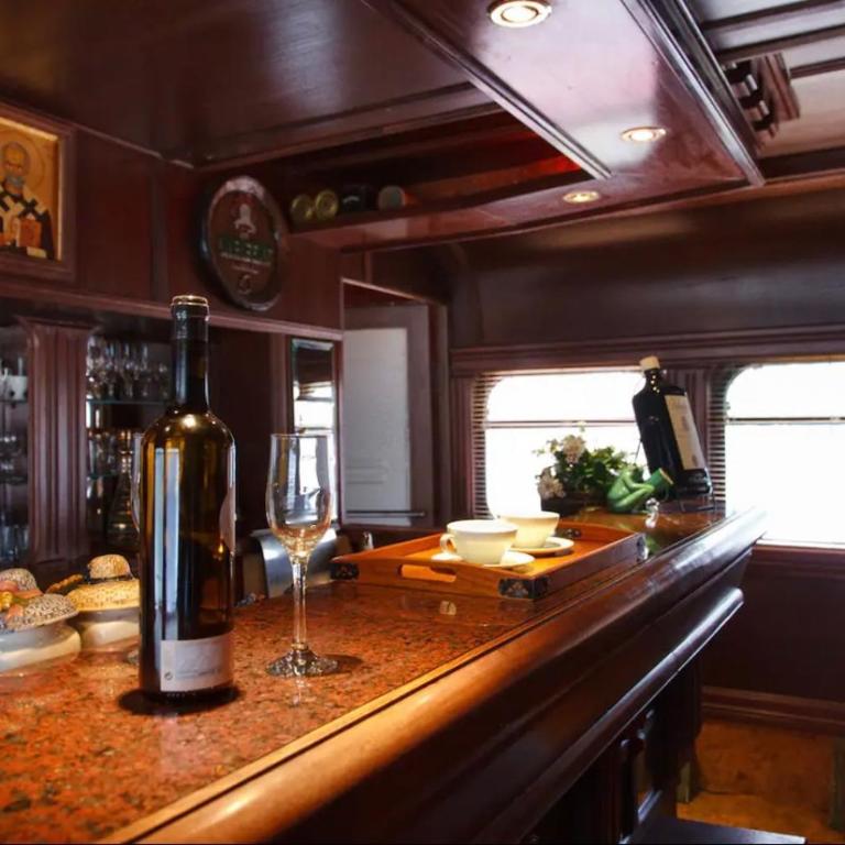 Luksuzan brod na obali reke - Mobilna Kućica - 6