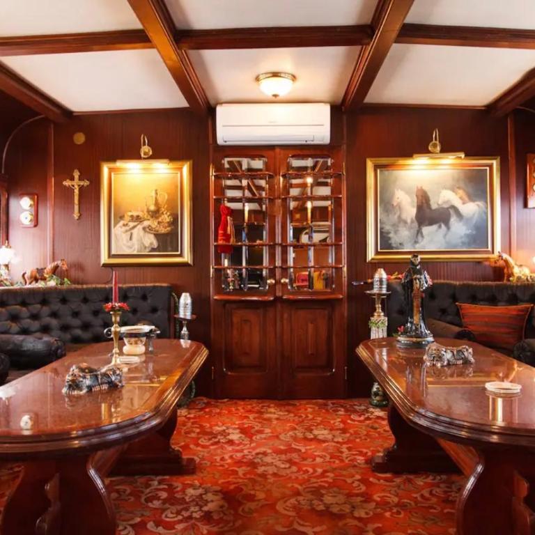 Luksuzan brod na obali reke - Mobilna Kućica - 7