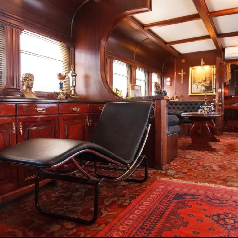 Luksuzan brod na obali reke - Mobilna Kućica - 14