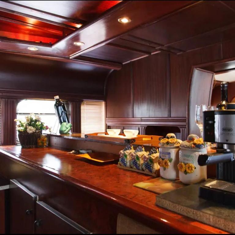 Luksuzan brod na obali reke - Mobilna Kućica - 15