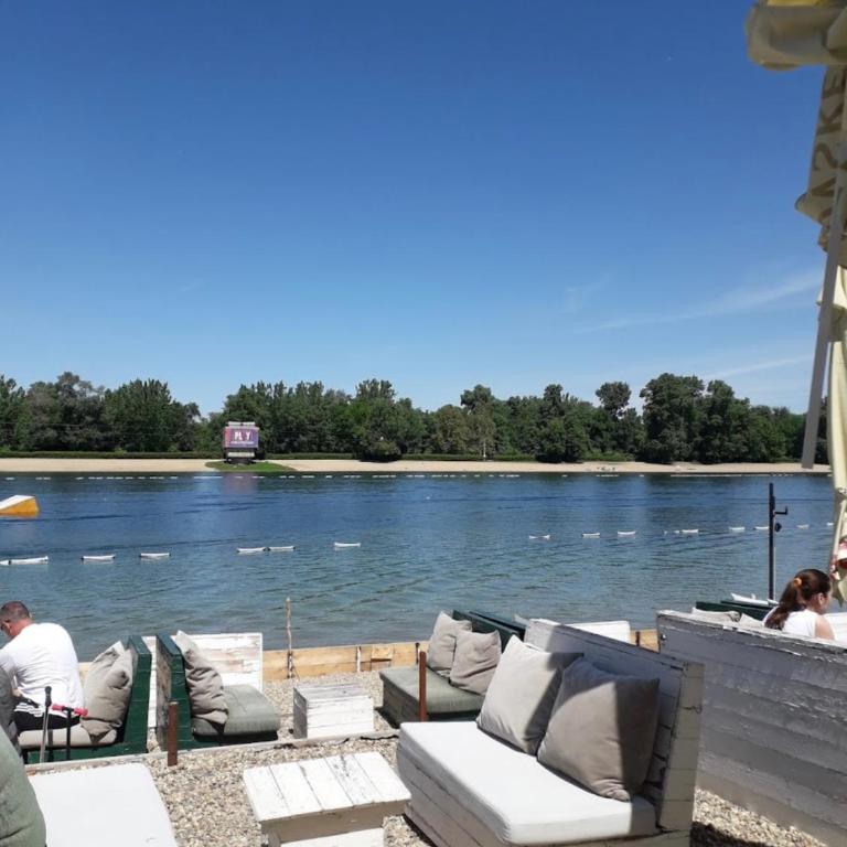 Luksuzan brod na obali reke - Mobilna Kućica - 26