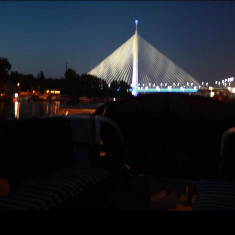 Luksuzan brod na obali reke - Mobilna Kućica - 28