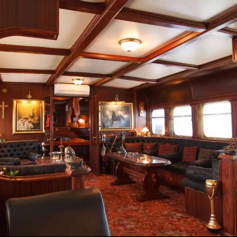 Luksuzan brod na obali reke - Mobilna Kućica - 29