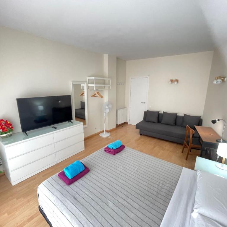 Rooms in Apartment Paris - Triple Room with Shared Bathroom - 3