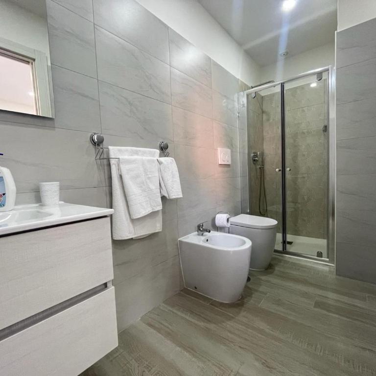 terminal napoli - Camera Doppia con Letti Singoli con Bagno Privato - 4