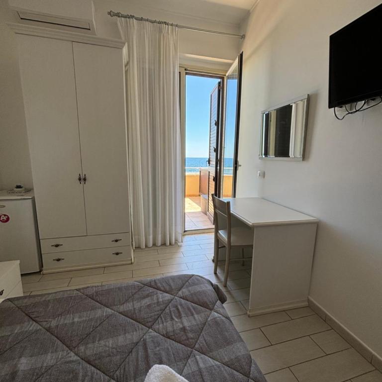 La Conchiglietta - Deluxe Double Room with Balcony and Sea View - 2