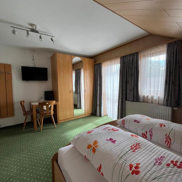 Pension Vorberghof- Bauernhofurlaub - Dreibettzimmer - 1