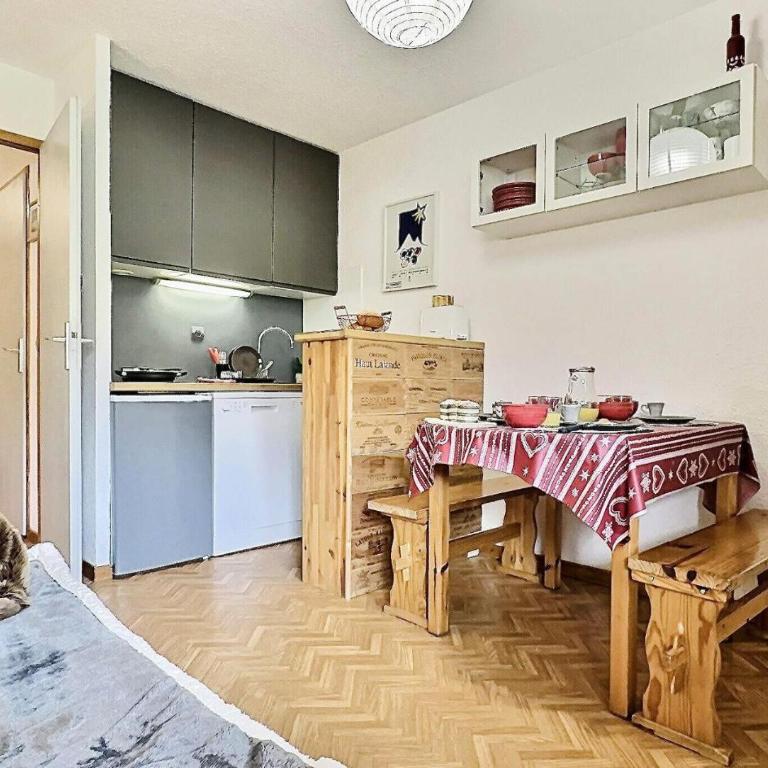 Résidence Divaria - Studio cabine 4 personnes à Tignes au pied des pistes et proche des commerces dans le quartier du Lac. Situé en rez de jardin d' MAE-2114 - Studio - 2