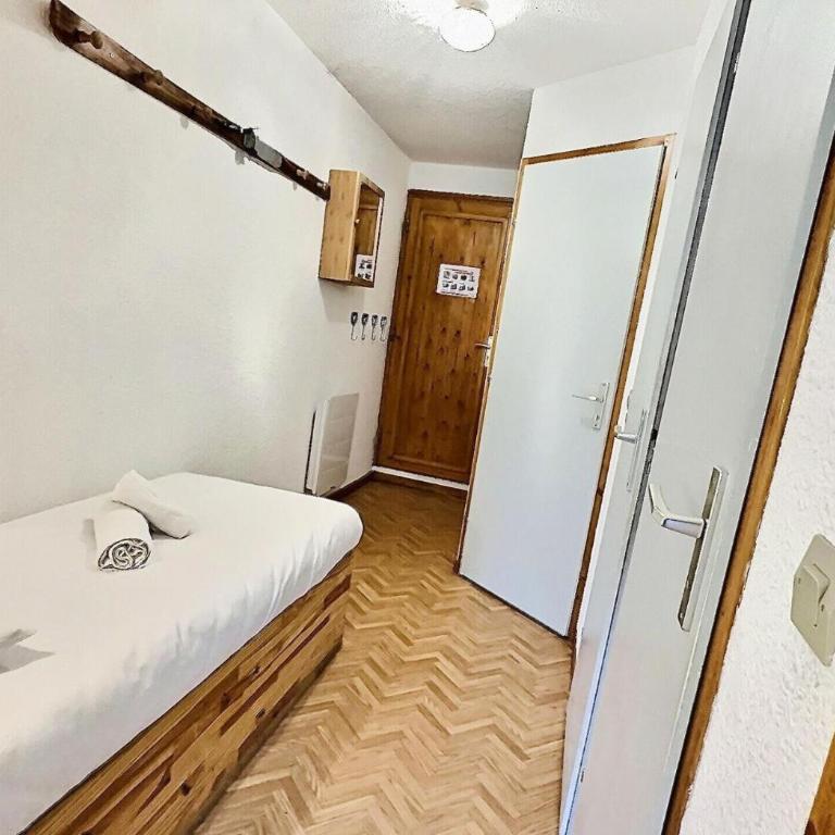 Résidence Divaria - Studio cabine 4 personnes à Tignes au pied des pistes et proche des commerces dans le quartier du Lac. Situé en rez de jardin d' MAE-2114 - Studio - 6