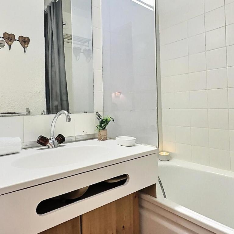 Résidence Divaria - Studio cabine 4 personnes à Tignes au pied des pistes et proche des commerces dans le quartier du Lac. Situé en rez de jardin d' MAE-2114 - Studio - 10