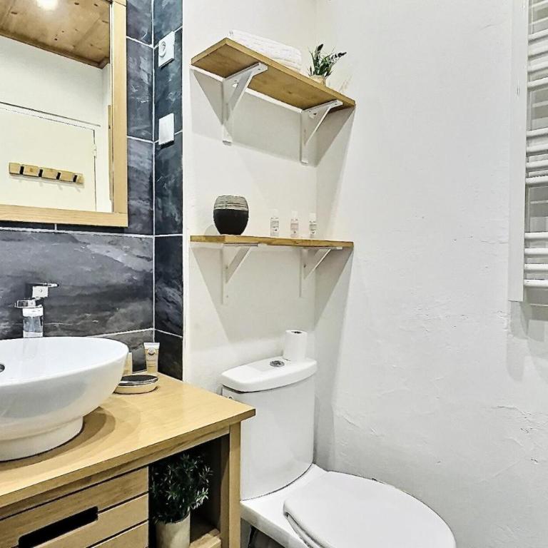 Résidence Le Bec Rouge - Studio 4 personnes à Tignes ski aux pieds et proche des commerces dans le quartier du Lac. Vue imprenable sur le Lac. MAE-2118 - Studio - 9