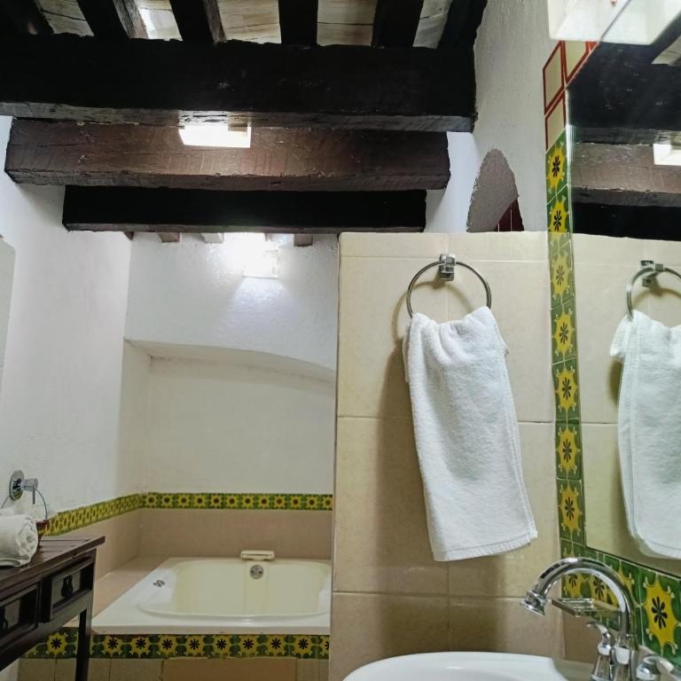 HOTEL BACANTES - Suite con bañera de hidromasaje - Cama extragrande - 5