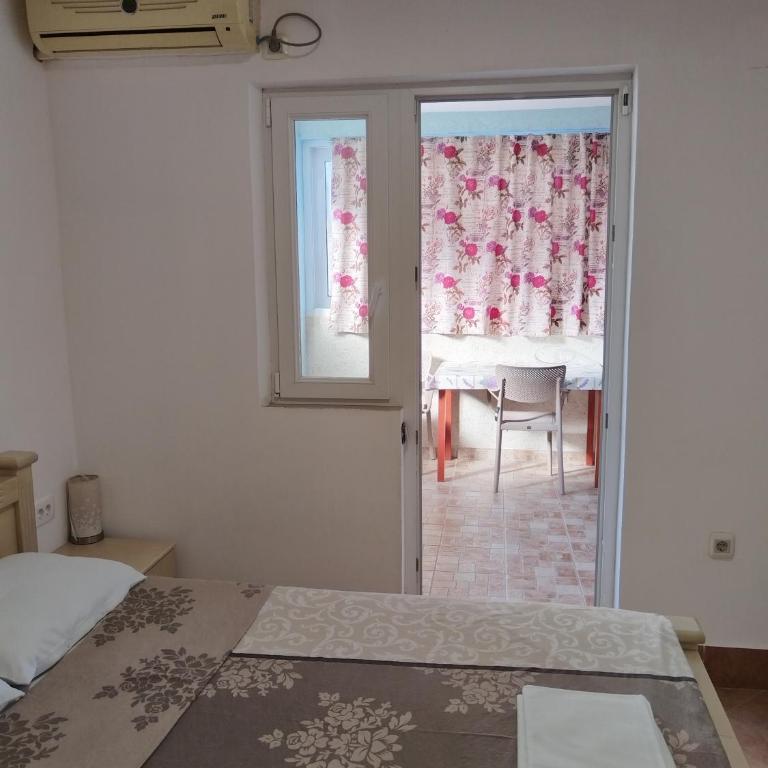 Apartmanes Volaric M - Deluks Dvokrevetna Soba sa Bračnim Krevetom i Bočnim Pogledom na More - 5