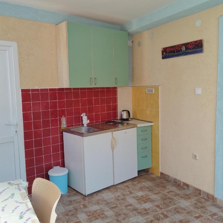 Apartmanes Volaric M - Deluks Dvokrevetna Soba sa Bračnim Krevetom i Bočnim Pogledom na More - 4