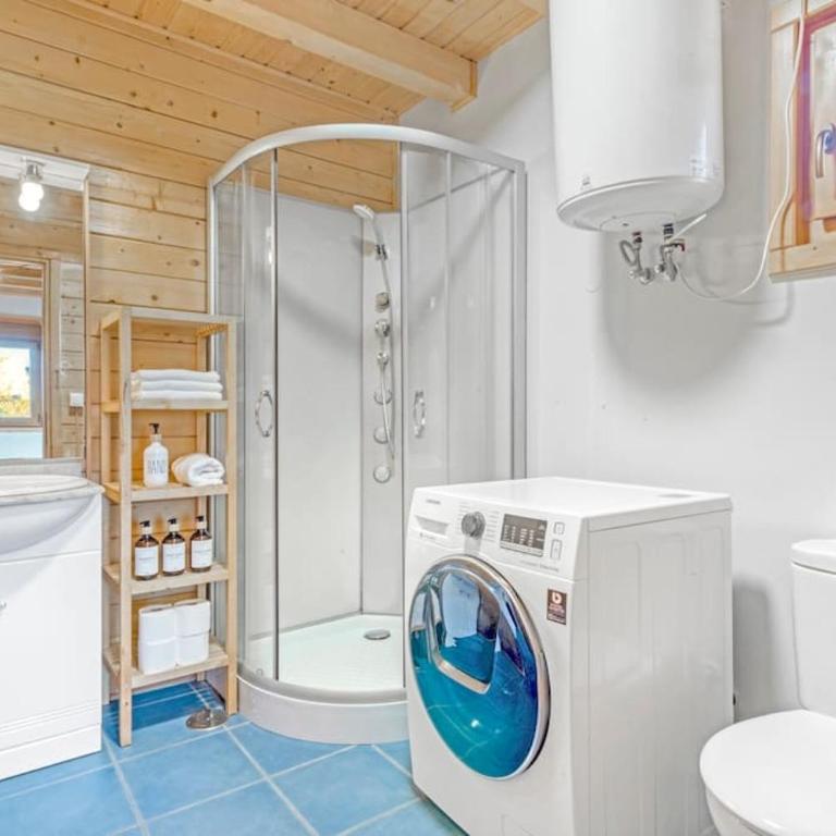 Cozy wood cabin, Casino, Pool, 25 min to Madrid Center - Two-Bedroom Villa - 15