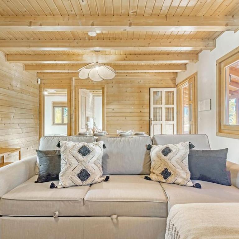 Cozy wood cabin, Casino, Pool, 25 min to Madrid Center - Two-Bedroom Villa - 21