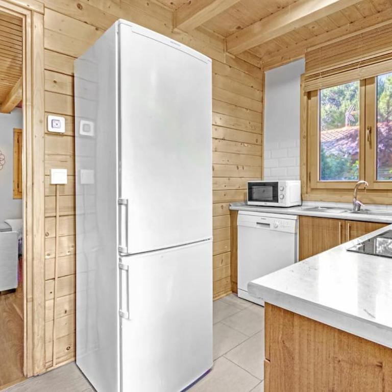 Cozy wood cabin, Casino, Pool, 25 min to Madrid Center - Two-Bedroom Villa - 26