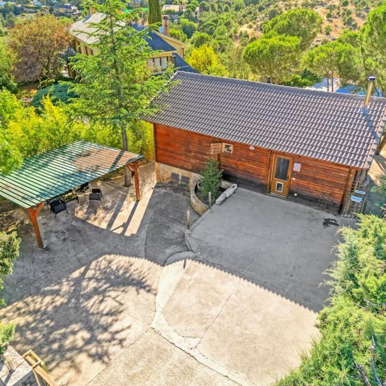 Cozy wood cabin, Casino, Pool, 25 min to Madrid Center - Two-Bedroom Villa - 28