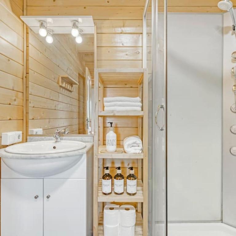 Cozy wood cabin, Casino, Pool, 25 min to Madrid Center - Two-Bedroom Villa - 31
