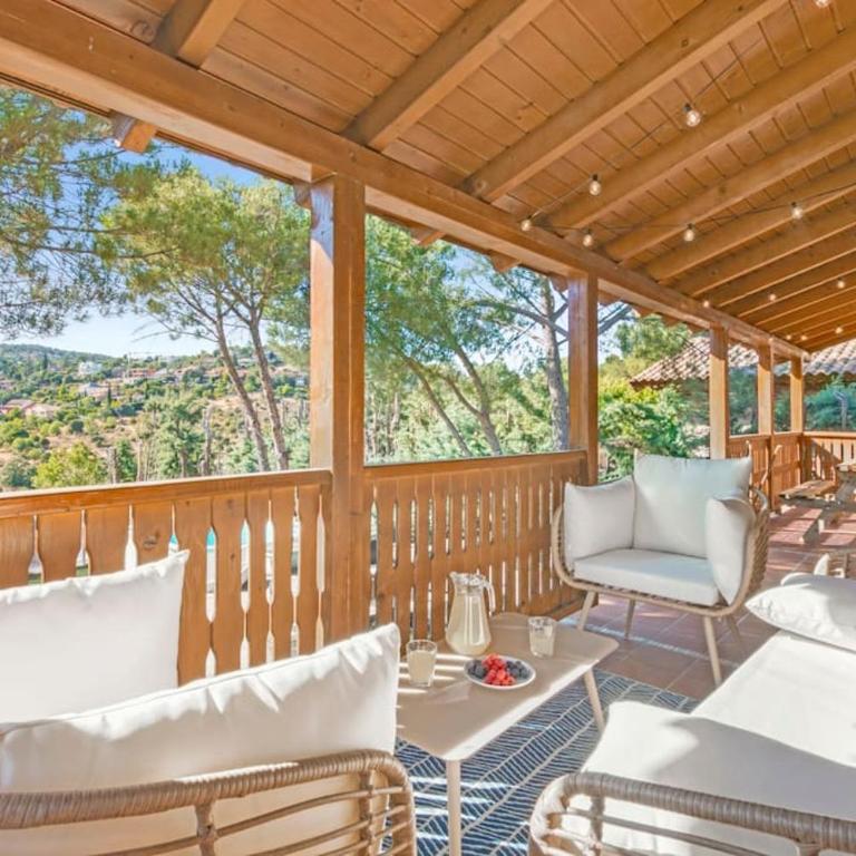 Cozy wood cabin, Casino, Pool, 25 min to Madrid Center - Two-Bedroom Villa - 33