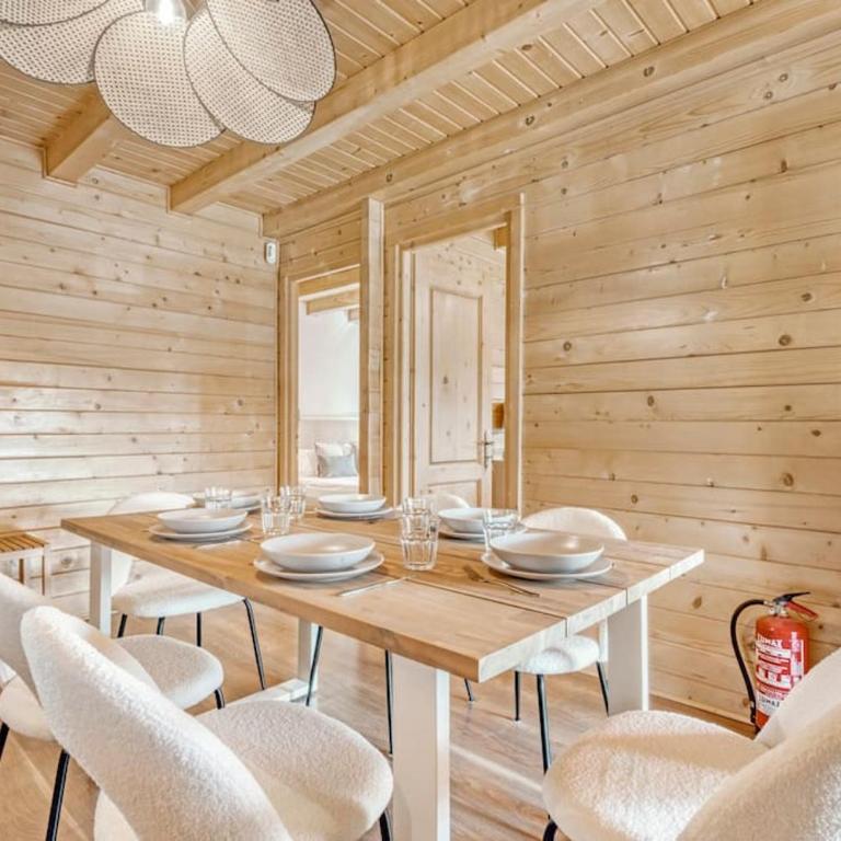 Cozy wood cabin, Casino, Pool, 25 min to Madrid Center - Two-Bedroom Villa - 35