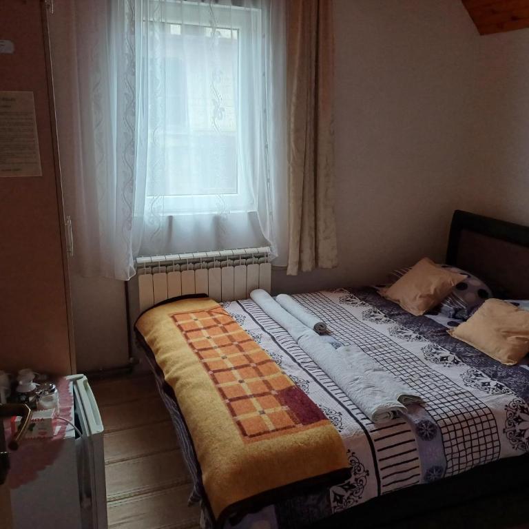Rooms Skorpijon - Dvokrevetna Soba sa Bračnim Krevetom i Pogledom na Planinu - 1