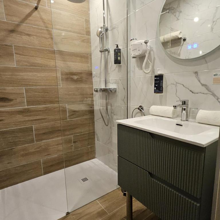 Brit Hotel Acacias - Chambre Double Club avec Salon Privé (24 m²) - 6