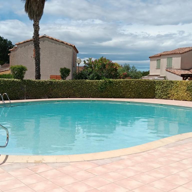 Maison de vacances à quelques pas des remparts - Ferienhaus - 1