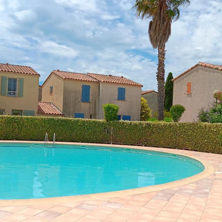 Maison de vacances à quelques pas des remparts - Ferienhaus - 17